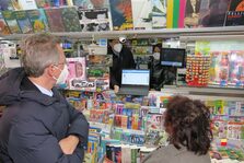 Il sindaco e l'assessore Armato presso un'edicola provano il nuovo servizio del Comune di Napoli