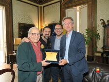 Il Sindaco Manfredi ha ricevuto oggi a Palazzo San Giacomo il maestro artigiano Mario Talarico in occasione del suo novantesimo compleanno