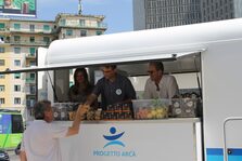 Presentata a Piazza Garibaldi la cucina mobile-Food truck per pasti caldi ai senza dimora