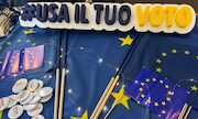 Particolare del desk europe direct con bandierine UE e la scritta usa il tuo voto