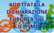 Immagine della copertina della dichiarazione con dei ciclisti stilizzati e la scritta L'UE adotta la Dichiarazione europea sul ciclismo