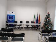 sala del centro europe direct napoli con albero di natale banner